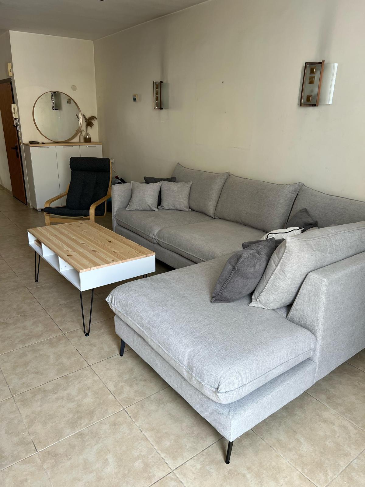 Lift up Table gallery image 3